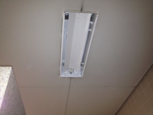 照明器具取替工事　施工中　名古屋市中区