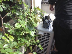 エアコン取付工事　名古屋市北区　施工中
